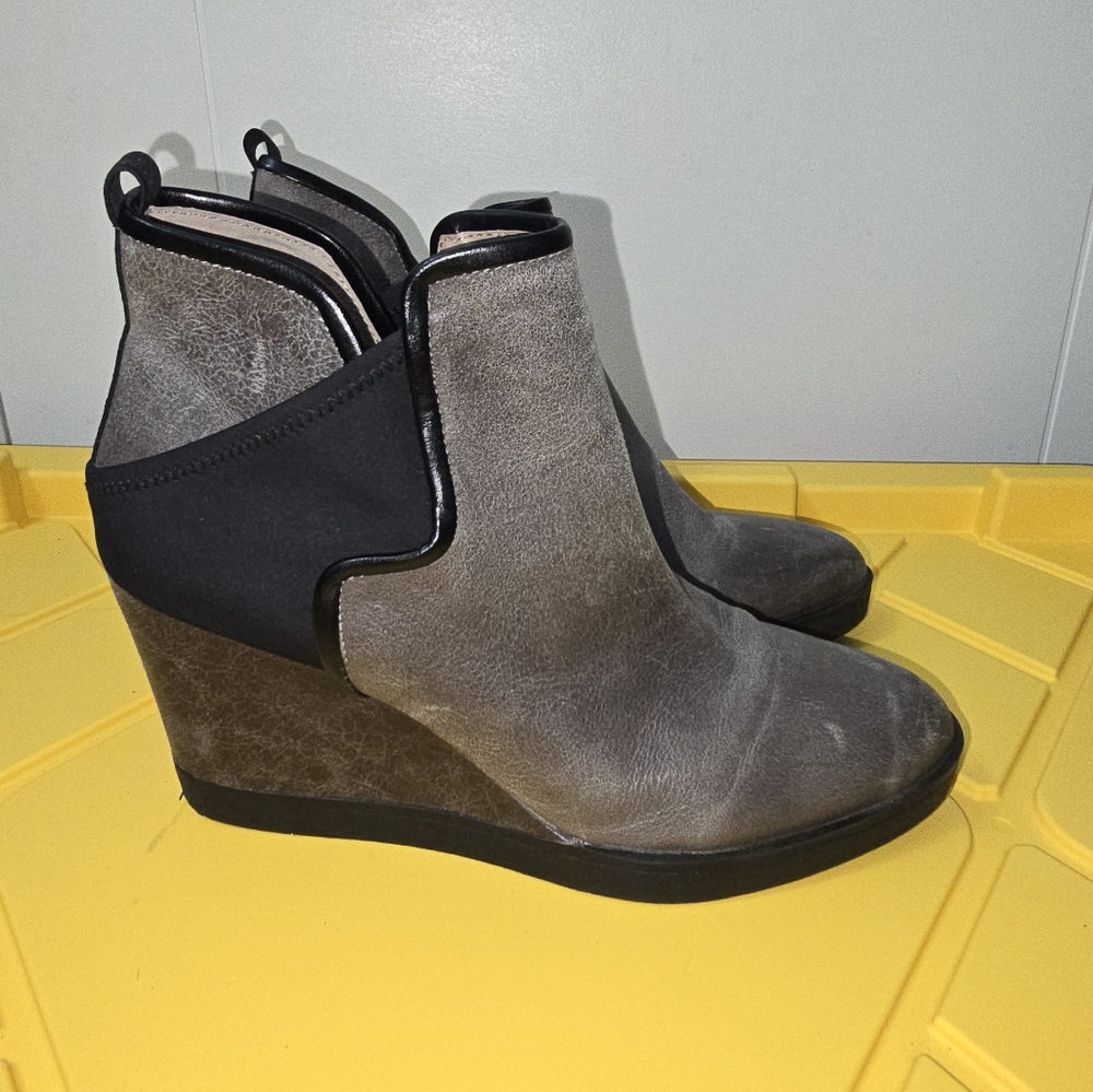Donald Pliner Luluu Wedge Gray Boot size 9.5